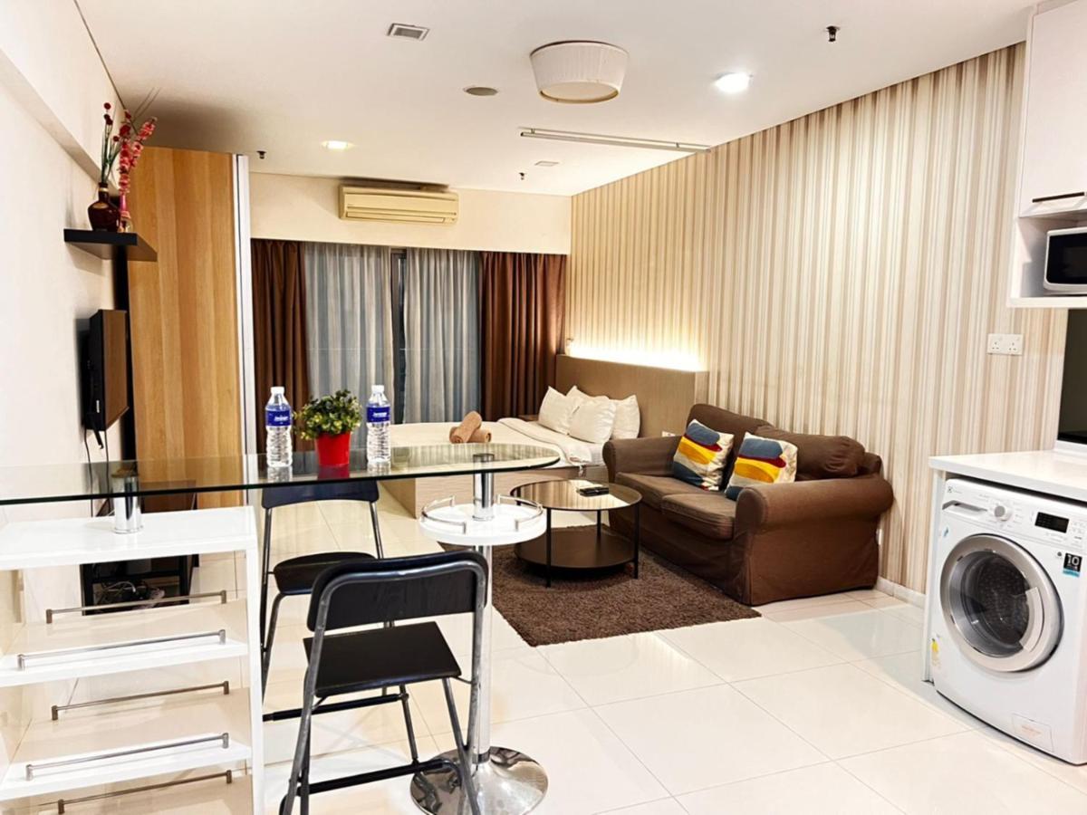 Summer Suites Klcc By Homestay Куала-Лумпур Экстерьер фото
